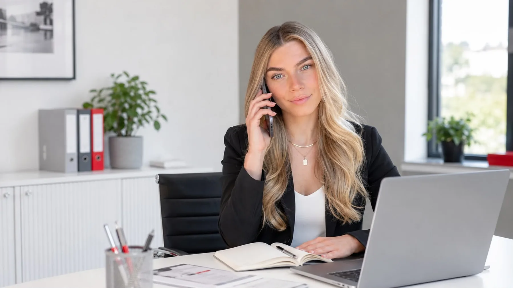 Beraterin am Telefon im Büro